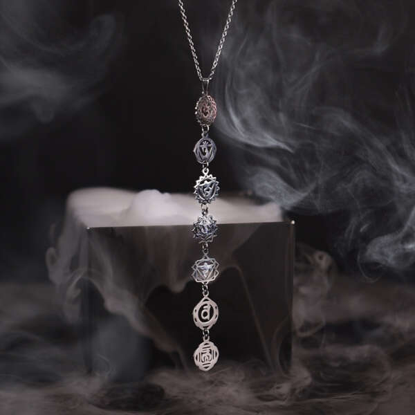 Zahara - Necklace with 7 chakra pendants